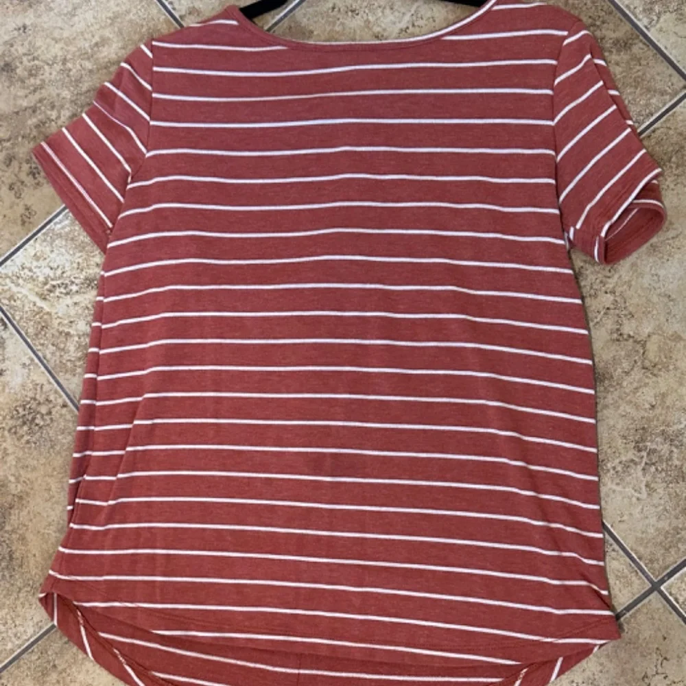 Rust Button Back T - Picture 2 of 2